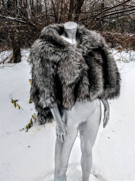 Abrigo piel lobo Continuara.org