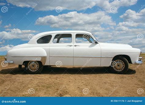 Antiguo coche blanco Continuara.org