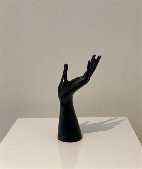 Art deco hand Continuara.org