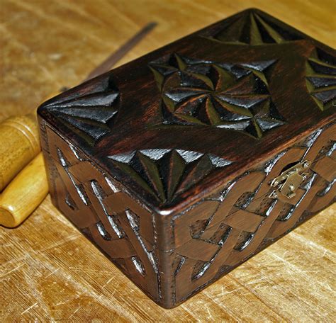 Caja madera tallada Continuara.org