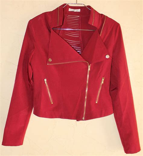 Chaqueta roja Continuara.org