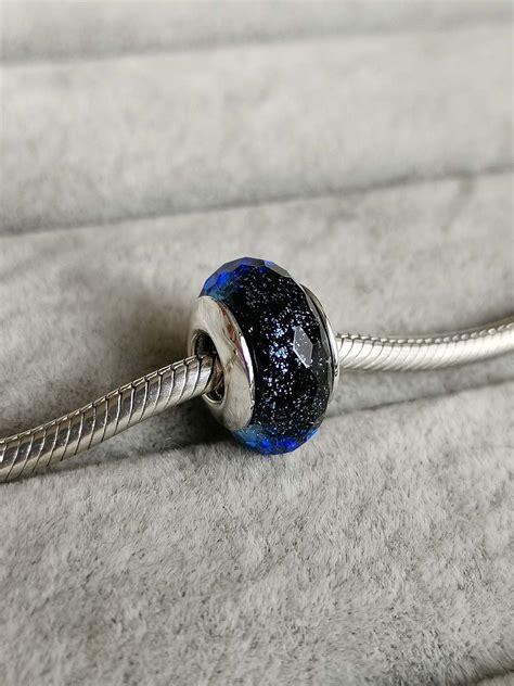 Charm facetado azul Continuara.org