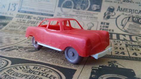 Coche antiguo plastico Continuara.org