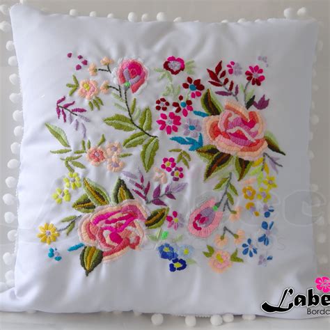 Cojin bordado floral Continuara.org