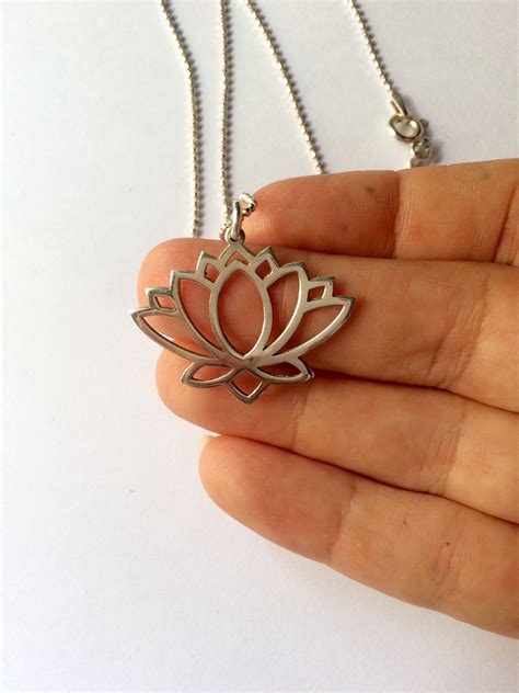 Colgante flor plata Continuara.org