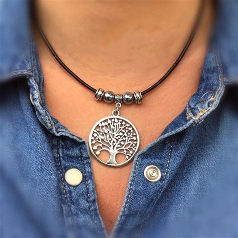 Collar flor cuero Continuara.org