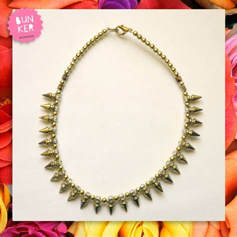 Collar pinchos dorados Continuara.org