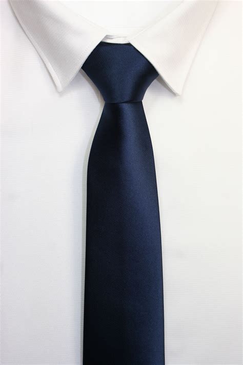 Corbata azul marino Continuara.org