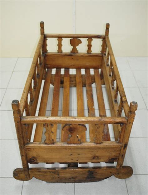 Cuna antigua madera Continuara.org