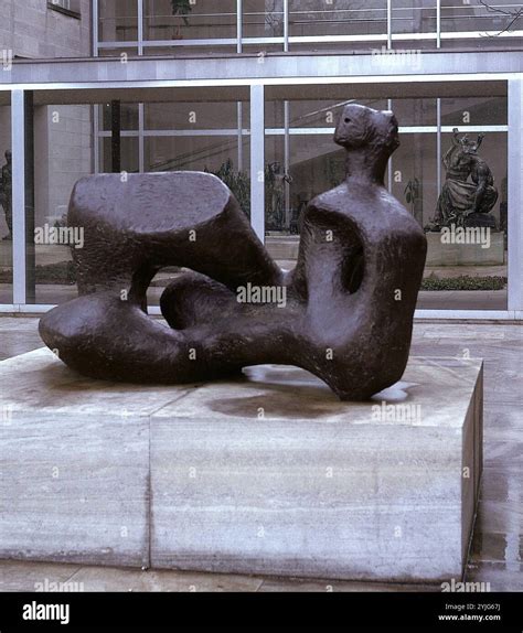 Escultura mujer sentada Continuara.org