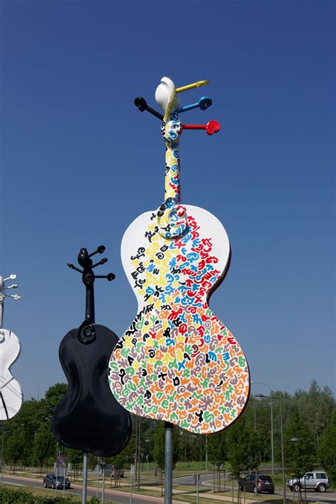 Escultura musico bajo Continuara.org