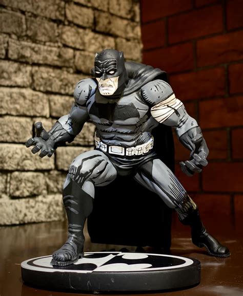 Estatua batman black Continuara.org