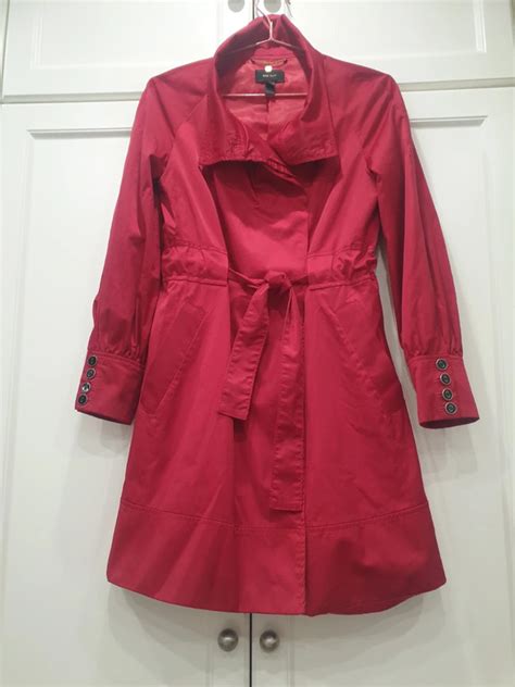 Gabardina roja mango Continuara.org