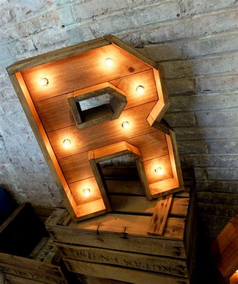 Letras madera luz Continuara.org