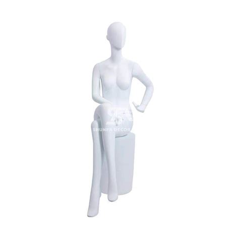 Maniqui mujer sentada Continuara.org