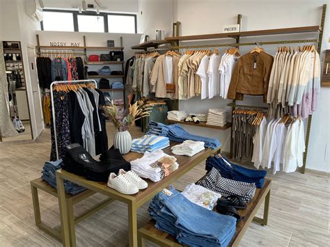 Mobiliario tienda ropa Continuara.org