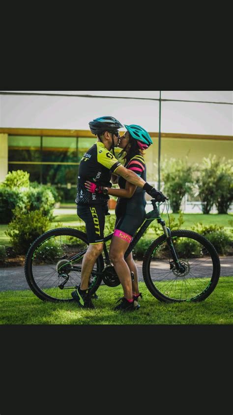 Pareja camaras bicicleta Continuara.org