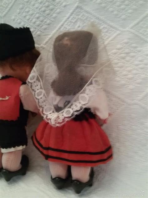 Pareja munecos traje Continuara.org