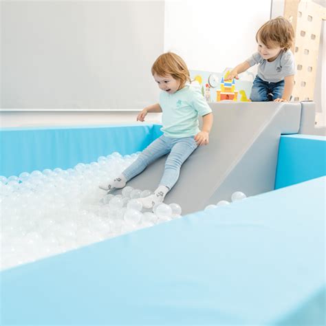 Piscina bolas escalera Continuara.org