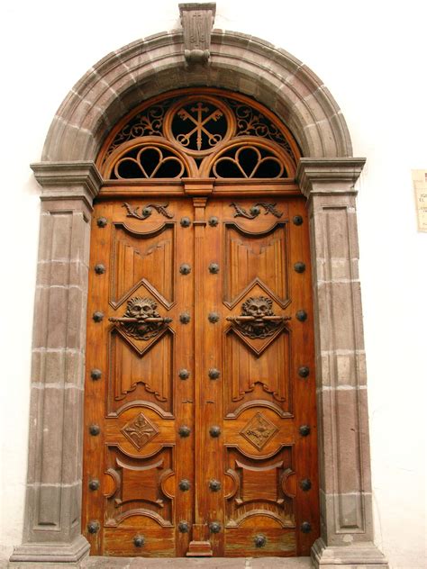 Puerta antigua iglesia Continuara.org