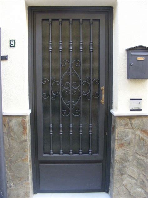 Puerta calle hierro Continuara.org