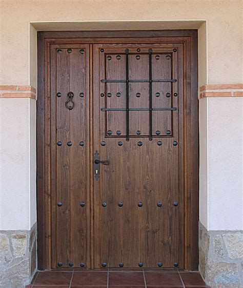 Puerta exterior madera Continuara.org