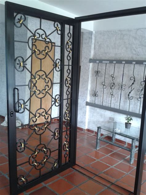 Puerta hierro reja Continuara.org
