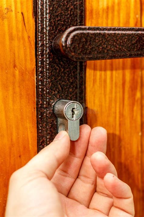 Puerta nueva cerradura Continuara.org