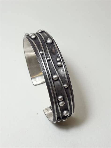 Pulsera plata hecha Continuara.org