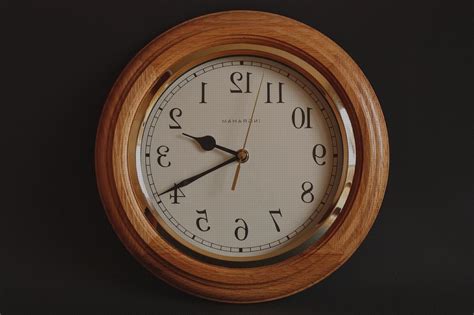 Reloj madera maciza Continuara.org