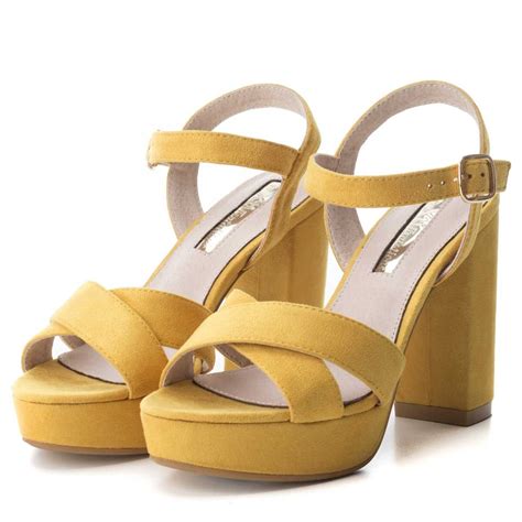 Sandalias color mostaza Continuara.org