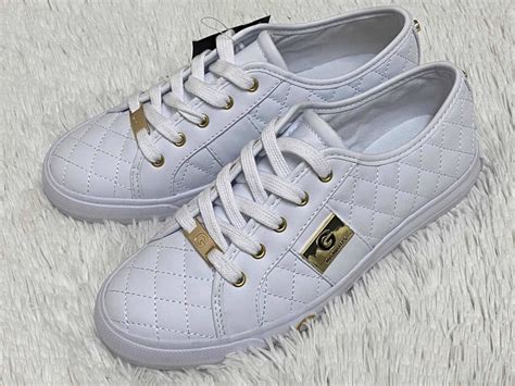 Tenis blancos marca Continuara.org