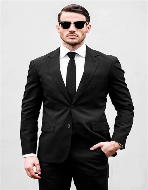 Traje color negro Continuara.org