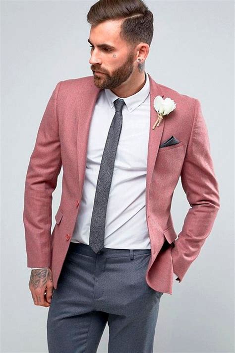 Traje color rosa Continuara.org