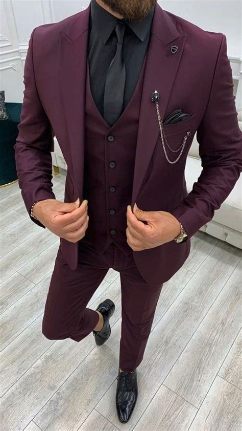 Traje color vino Continuara.org