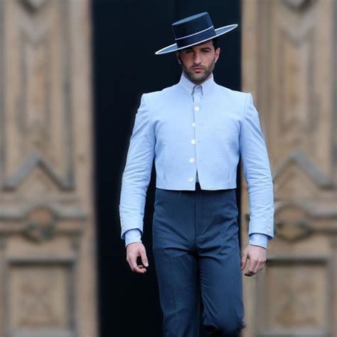 Traje corto Continuara.org