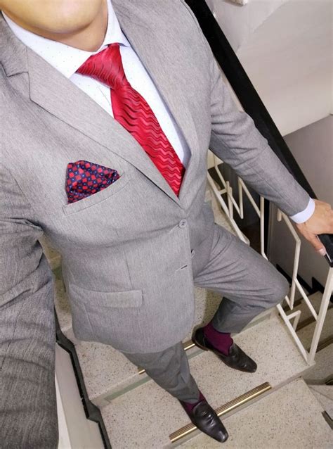 Traje gris ojo Continuara.org