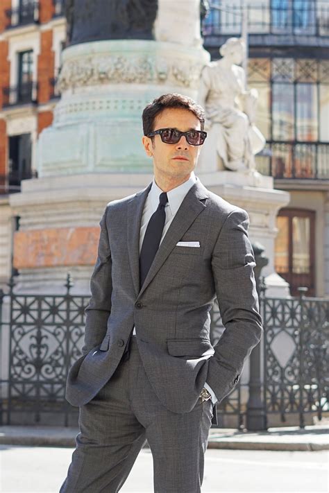 Traje hombre gris Continuara.org