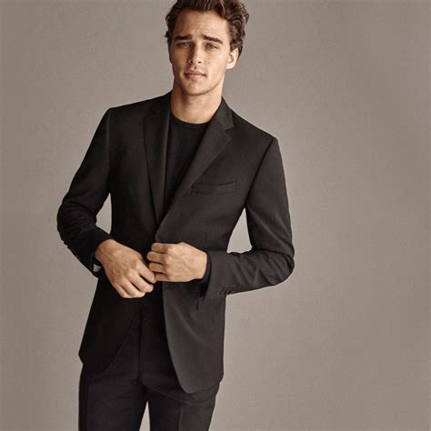 Traje negro chico Continuara.org