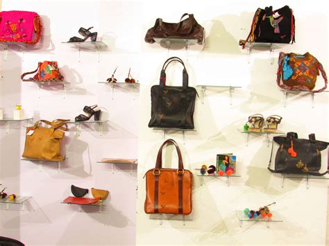 Varios bolsos zapatos Continuara.org