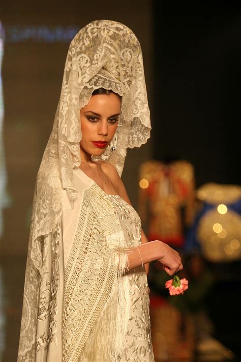 Vestido mantilla novia Continuara.org