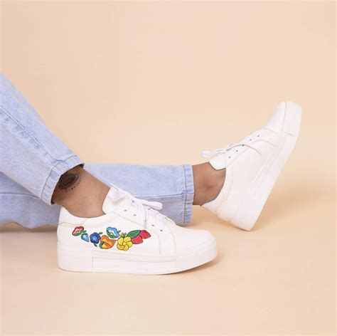 Zapatillas blancas bordadas Continuara.org