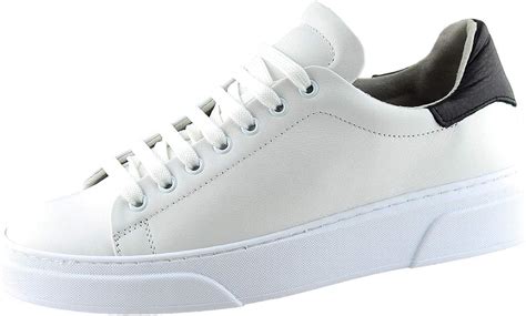Zapatillas blancas marca Continuara.org